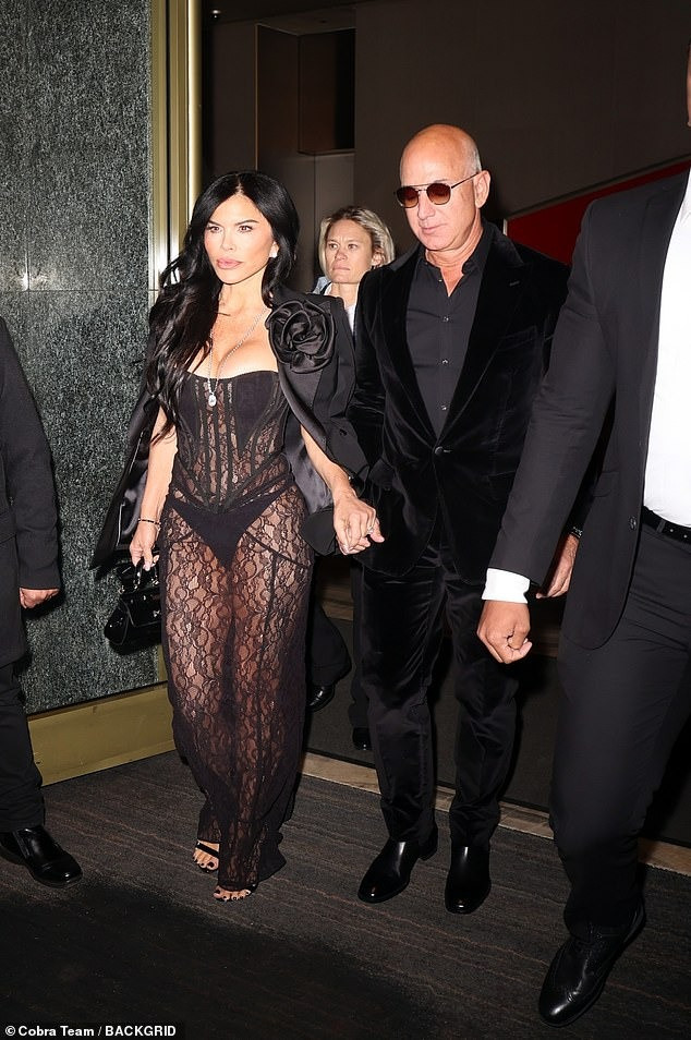 Lauren Sanchez bị chê không có đẳng cấp khi chọn váy khoe hình thể bốc lửa. Ảnh: BackGrid.