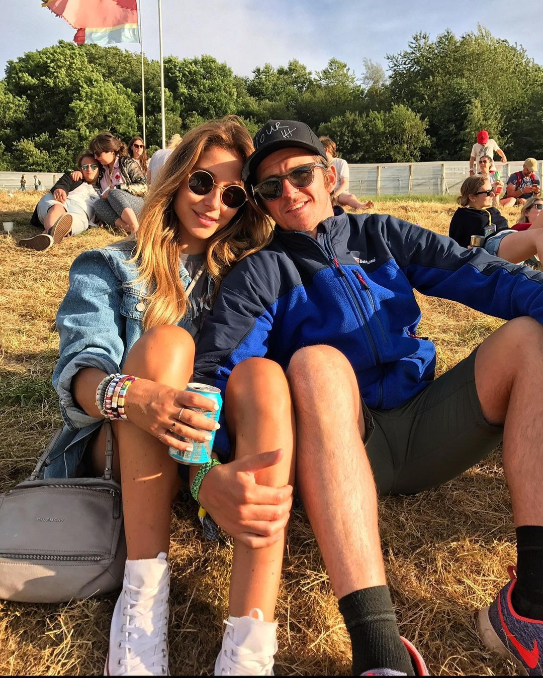 Trong khi hầu hết dàn người yêu hoặc vợ cầu thủ bóng đá thường gây chú ý về ngoại hình, cuộc sống sang chảnh hoặc ồn ào tình ái, Georgia McNeil lại được nhớ đến với danh xưng “nàng WAGs dũng cảm nhất nước Anh”. Nguyên nhân đến từ chồng cô, Joey Barton, là trai hư khét tiếng của bóng đá xứ sở sương mù.