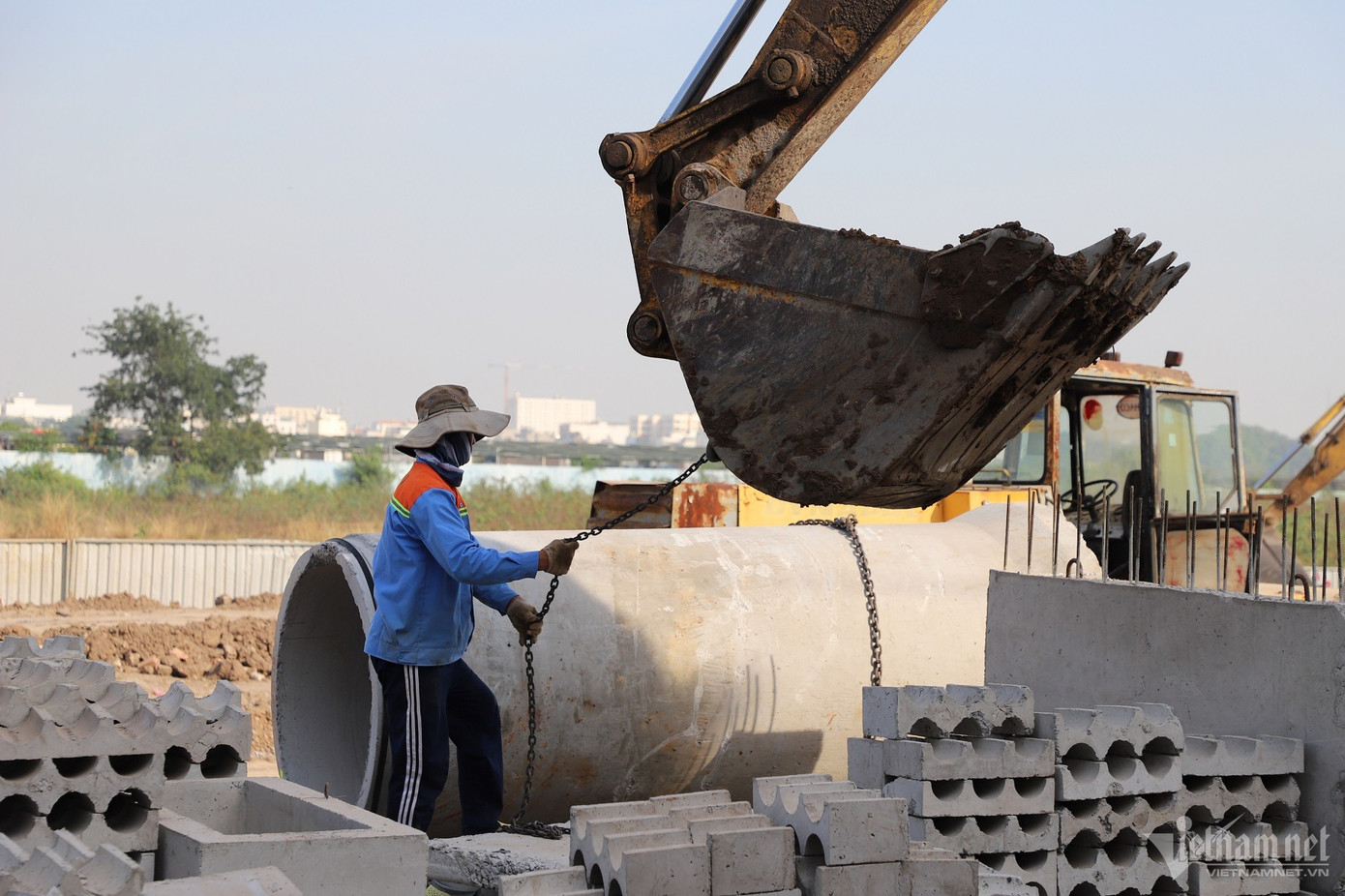 Hiện nay, nhà thầu đang đẩy nhanh tiến độ triển khai thi công đường nối, tường chắn, vỉa hè, thoát nước cho khu vực. Hiện nay, nhà thầu đang đẩy nhanh tiến độ triển khai thi công đường nối, tường chắn, vỉa hè, thoát nước cho khu vực.