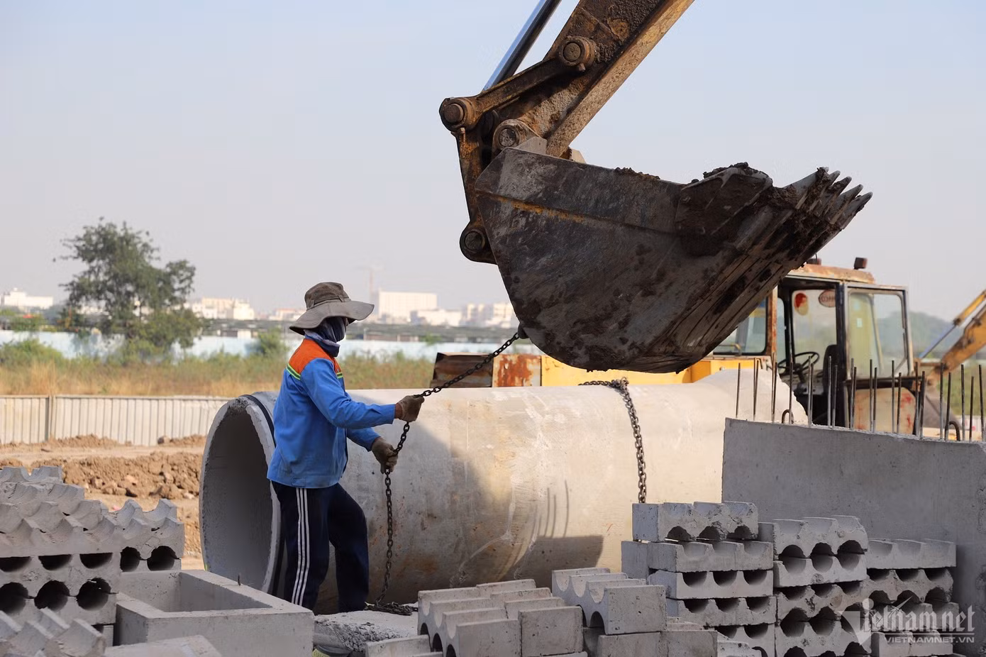 Hiện nay, nhà thầu đang đẩy nhanh tiến độ triển khai thi công đường nối, tường chắn, vỉa hè, thoát nước cho khu vực.