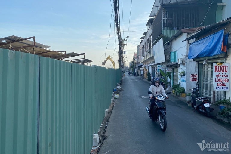 Đến sáng 17/1, toàn bộ bức tường bị phá dỡ đã được thay thế bằng phần tôn nhằm đảm bảo an toàn cho người dân lưu thông trên đường C12. Đến sáng 17/1, toàn bộ bức tường bị phá dỡ đã được thay thế bằng phần tôn nhằm đảm bảo an toàn cho người dân lưu thông trên đường C12.