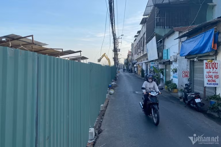 Đến sáng 17/1, toàn bộ bức tường bị phá dỡ đã được thay thế bằng phần tôn nhằm đảm bảo an toàn cho người dân lưu thông trên đường C12.