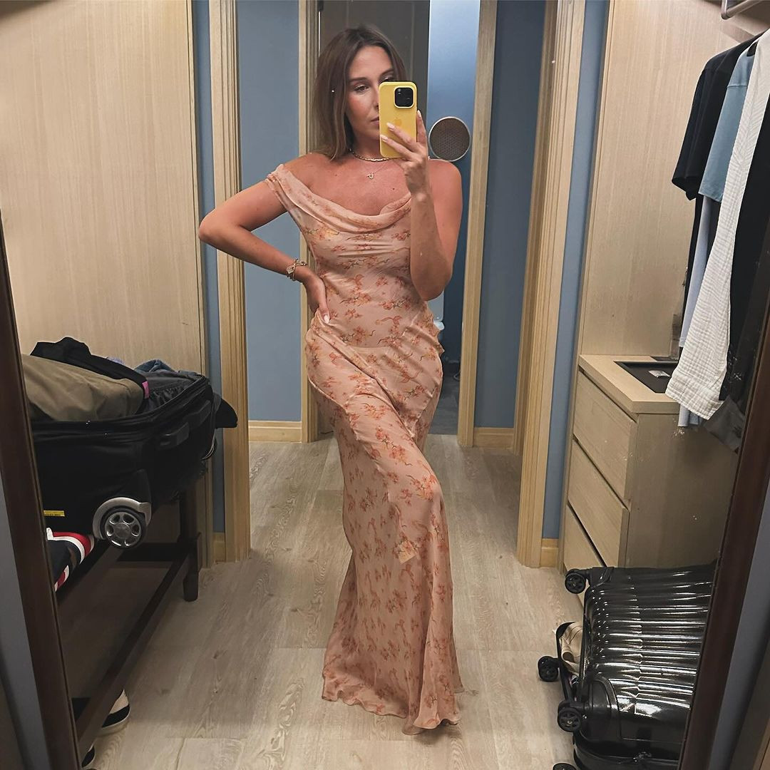 Bên cạnh làm vợ, làm mẹ, McNeil cũng có sự nghiệp riêng là người mẫu kiêm nhà thiết kế thời trang. Quần áo của cô từng được người nổi tiếng như Hailey Bieber mặc.