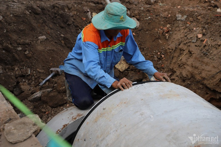 Công nhân đang thi công hạng mục thoát nước cho tuyến đường mới. Công nhân đang thi công hạng mục thoát nước cho tuyến đường mới.