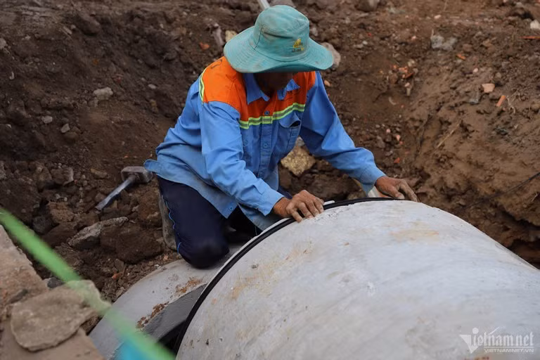 Công nhân đang thi công hạng mục thoát nước cho tuyến đường mới.