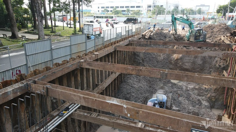 Dự án đường nối Trần Quốc Hoàn - Cộng Hòa (quận Tân Bình) dài 4,4km, có tổng vốn đầu tư hơn 4.848 tỷ đồng từ ngân sách TP.HCM. Hiện nay, Ban Quản lý dự án đầu tư xây dựng các công trình giao thông TP.HCM đang đẩy nhanh tiến độ triển khai đồng thời các gói thầu để hoàn thành cuối năm 2024 Dự án đường nối Trần Quốc Hoàn - Cộng Hòa (quận Tân Bình) dài 4,4km, có tổng vốn đầu tư hơn 4.848 tỷ đồng từ ngân sách TP.HCM. Hiện nay, Ban Quản lý dự án đầu tư xây dựng các công trình giao thông TP.HCM đang đẩy nhanh tiến độ triển khai đồng thời các gói thầu để hoàn thành cuối năm 2024