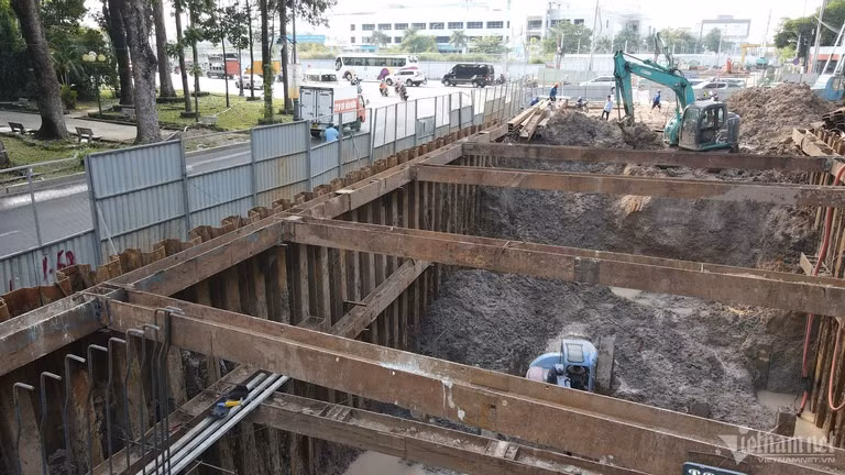 Dự án đường nối Trần Quốc Hoàn - Cộng Hòa (quận Tân Bình) dài 4,4km, có tổng vốn đầu tư hơn 4.848 tỷ đồng từ ngân sách TP.HCM. Hiện nay, Ban Quản lý dự án đầu tư xây dựng các công trình giao thông TP.HCM đang đẩy nhanh tiến độ triển khai đồng thời các gói thầu để hoàn thành cuối năm 2024