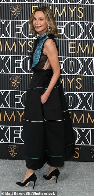 Tỏa sáng tại Lễ trao giải Critics Choice Awards tối 14, Calista Flockhart lại lọt vào top mặc xấu nhờ bộ đồ giống như người hướng dẫn trong rạp xiếc. Sự kết hợp màu sắc không phù hợp khiến chiếc váy trông như đồ cũ. Ảnh: Getty Images/Shutterstock. Tỏa sáng tại Lễ trao giải Critics Choice Awards tối 14, Calista Flockhart lại lọt vào top mặc xấu nhờ bộ đồ giống như người hướng dẫn trong rạp xiếc. Sự kết hợp màu sắc không phù hợp khiến chiếc váy trông như đồ cũ. Ảnh: Getty Images/Shutterstock.