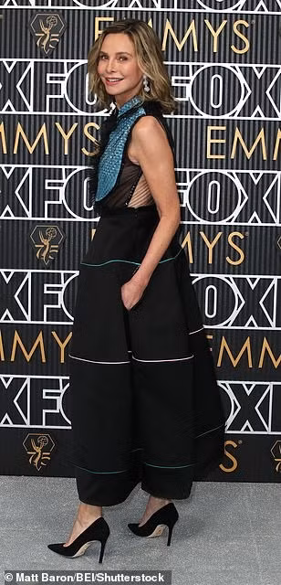 Tỏa sáng tại Lễ trao giải Critics Choice Awards tối 14, Calista Flockhart lại lọt vào top mặc xấu nhờ bộ đồ giống như người hướng dẫn trong rạp xiếc. Sự kết hợp màu sắc không phù hợp khiến chiếc váy trông như đồ cũ. Ảnh: Getty Images/Shutterstock.