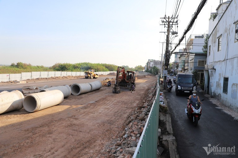 Phía sau rào chắn bằng tôn (sát đường C12) là công trường thi công đoạn cuối tuyến đường nối Trần Quốc Hoàn - Cộng Hòa đang rầm rộ. Một phần tuyến đường nối đã được lộ diện. Phía sau rào chắn bằng tôn (sát đường C12) là công trường thi công đoạn cuối tuyến đường nối Trần Quốc Hoàn - Cộng Hòa đang rầm rộ. Một phần tuyến đường nối đã được lộ diện.