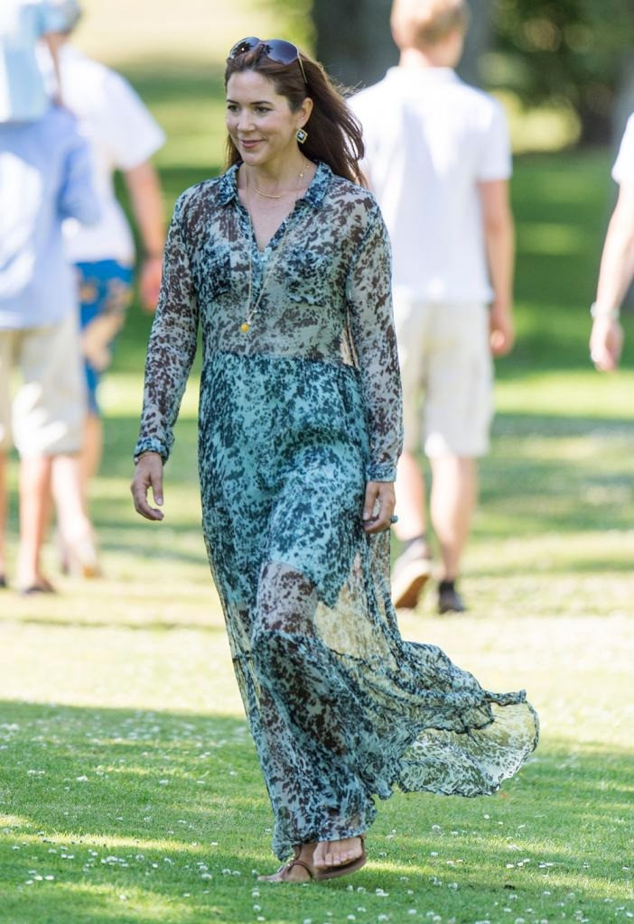 Bà mẹ 4 con trông tươi mát, nhẹ nhàng trong chiếc váy maxi màu xanh lam trong buổi chụp ảnh mùa hè hàng năm của gia đình tại Cung điện Graasten vào năm 2014. Ảnh: Getty Images.
