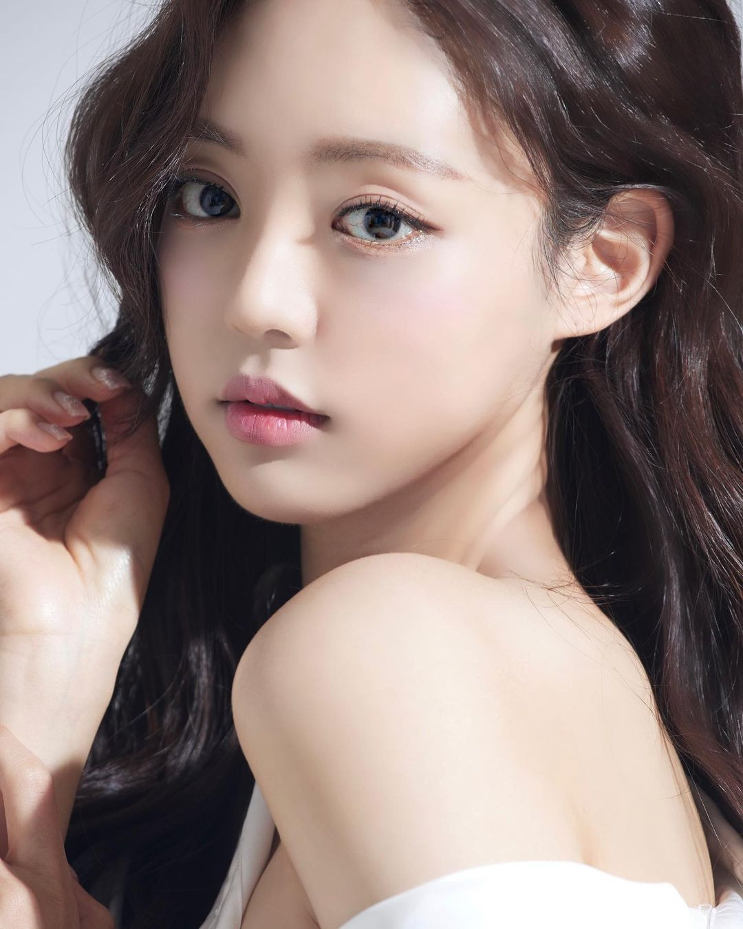 Đông đảo cư dân mạng nhận xét Si Eun có ngoại hình hao hao nữ rapper của BlackPink, Jennie. Ngay cả các MC cũng phải công nhận điều đó khi Si Eun xuất hiện trong tập đầu chương trình hẹn hò. Số khác lại cho rằng người đẹp có nét tương đồng Ningning (aespa).