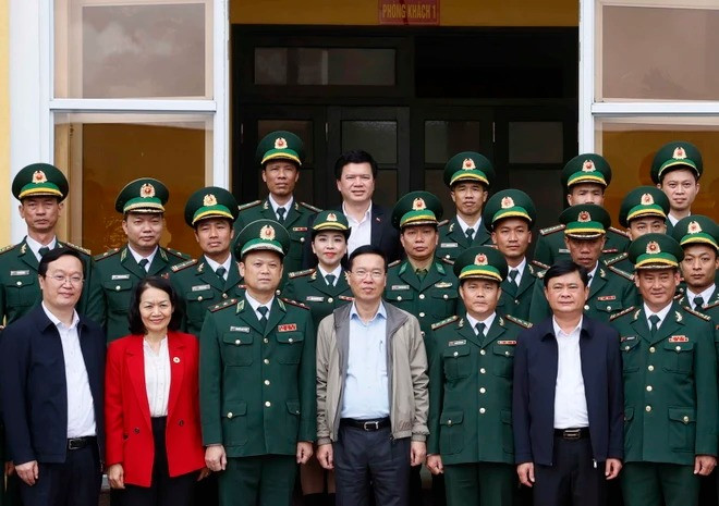 Chủ tịch nước Võ Văn Thưởng với cán bộ, chiến sỹ Đồn Biên phòng Cửa khẩu Thanh Thủy. (Ảnh: Thống Nhất/TTXVN) Chủ tịch nước Võ Văn Thưởng với cán bộ, chiến sỹ Đồn Biên phòng Cửa khẩu Thanh Thủy. (Ảnh: Thống Nhất/TTXVN)