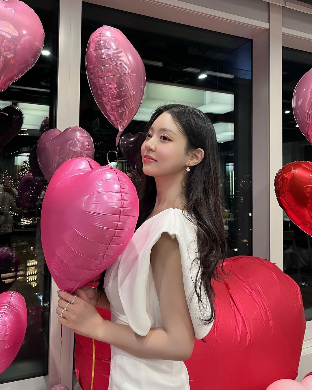 Yoo Si Eun là một trong những thí sinh nhận được nhiều thiện cảm từ khán giả và các MC nhất phần ba Single’s Inferno. Bên cạnh ngoại hình xinh đẹp không cần phải bàn, Si Eun có tính cách dịu dàng, ngọt ngào. Cô cũng kiên định và nhất quán trong tình yêu. Khi bị thu hút bởi Min Woo, cô chỉ tập trung vào anh, không &quot;liếc ngang, ngó dọc&quot; những chàng trai khác. Cô chủ động tiếp cận Min Woo, đồng thời không ngại đối đầu các cô gái khác trong những phần thi thử thách để giành cơ hội được đến &quot;đảo thiên đường&quot; với người thương. Dù kết quả không được như ý, Si Eun chưa một lần bị xao động bởi ai khác.