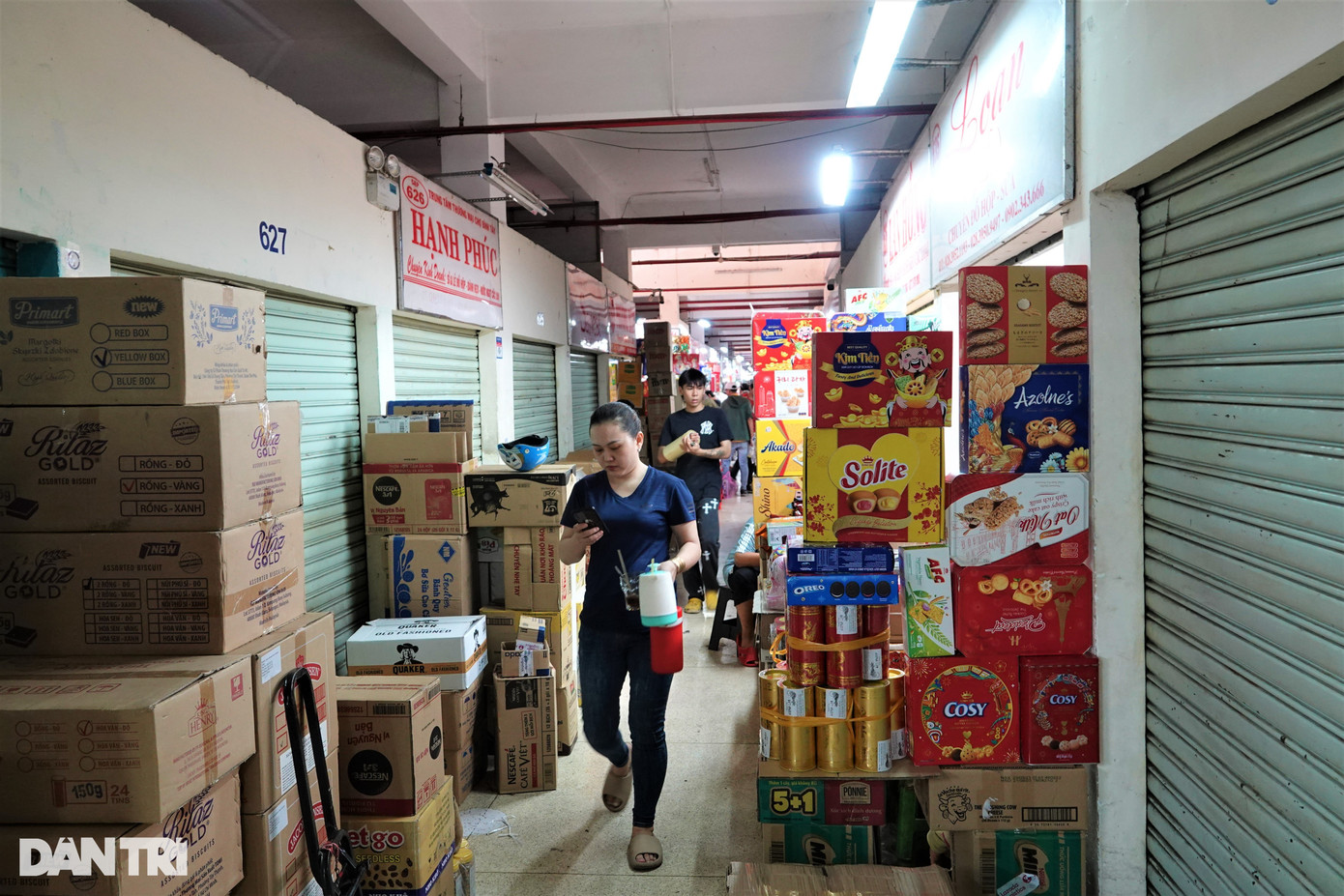 Nhiều sạp đóng cửa, chuyển thành kho để hàng vì doanh thu sụt giảm, chủ sạp không gánh nổi chi phí (Ảnh: Nguyễn Vy).