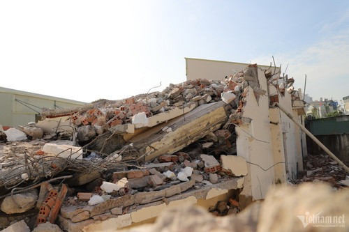 Ở cuối đường C12 giao với đường Nguyễn Đức Thuận, những ngày qua, nhà thầu thi công cũng đang tháo dỡ các công trình phục vụ thi công dự án đường nối. Trước khi bàn giao cho TP.HCM, những công trình này thuộc sự quản lý của Sư đoàn 370. Ở cuối đường C12 giao với đường Nguyễn Đức Thuận, những ngày qua, nhà thầu thi công cũng đang tháo dỡ các công trình phục vụ thi công dự án đường nối. Trước khi bàn giao cho TP.HCM, những công trình này thuộc sự quản lý của Sư đoàn 370.