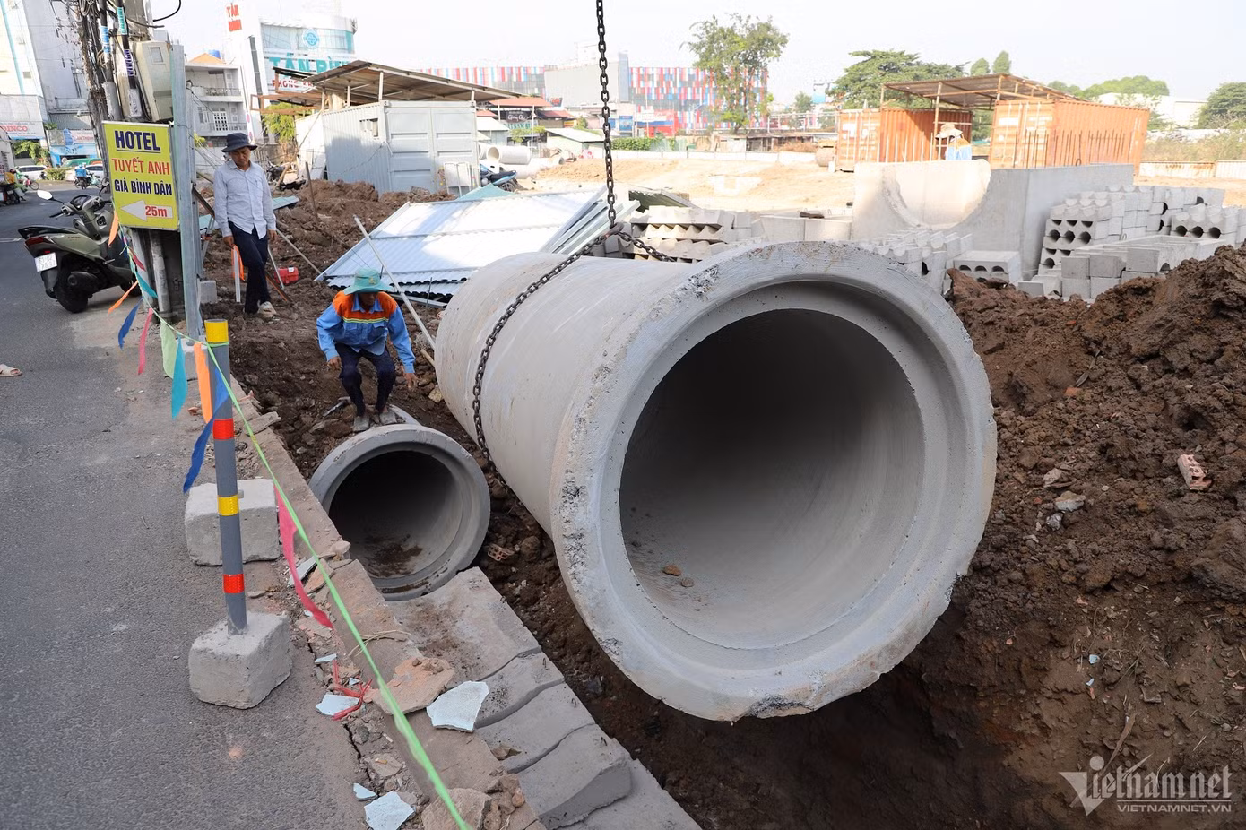 Hiện nay, nhà thầu đang đẩy nhanh tiến độ triển khai thi công đường nối, tường chắn, vỉa hè, thoát nước cho khu vực.