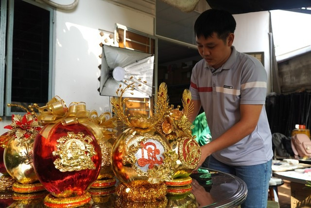 “Lượng khách năm nay nhiều hơn năm ngoái, đa phần là khách ở khu vực phía Nam. Chưa đến mùng 10 tháng Chạp đã phải thức đêm để kịp làm hàng cho khách” – anh Vũ nói.