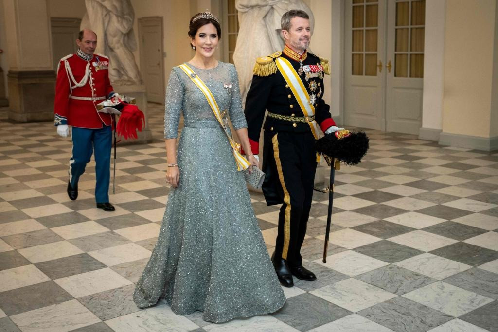 Tại bữa tiệc cấp nhà nước tiếp đón Vua Felipe VI và Nữ hoàng Letizia của Tây Ban Nha vào tháng 11/2023, Hoàng hậu Mary khoác lên mình chiếc váy đính cườm lấp lánh do Lasse Spangenberg thiết kế. Bà đội vương miện, đeo trang sức quý giá và khăn quàng vai màu vàng - trắng (món quà từ Hoàng gia Tây Ban Nha). Tất cả tạo nên diện mạo quý phái, nổi bật vừa đủ và đậm chất hoàng gia cổ điển. Ảnh: Getty Images.