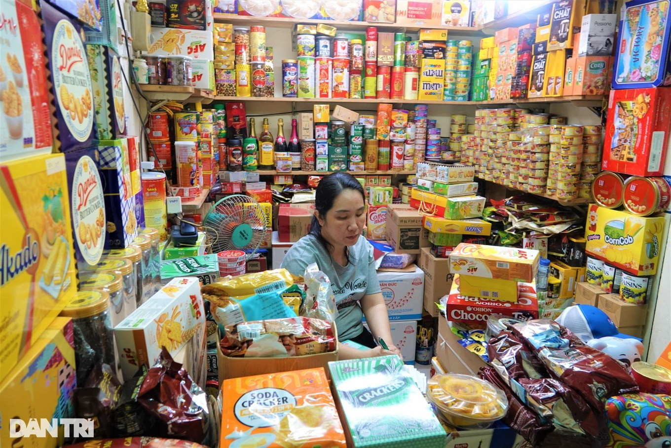 Chị Loan rầu rĩ khi doanh thu dịp tết giảm 90% so với mọi năm (Ảnh: Nguyễn Vy).