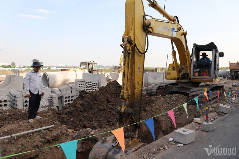 Một tuần qua, nhà thầu thi công dự án đường nối Trần Quốc Hoàn- Cộng Hòa đã huy động nhiều xe cơ giới, công nhân đến tháo dỡ bức tường dọc theo tuyến đường C12. Một tuần qua, nhà thầu thi công dự án đường nối Trần Quốc Hoàn- Cộng Hòa đã huy động nhiều xe cơ giới, công nhân đến tháo dỡ bức tường dọc theo tuyến đường C12.