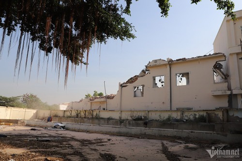 Ở cuối đường C12 giao với đường Nguyễn Đức Thuận, những ngày qua, nhà thầu thi công cũng đang tháo dỡ các công trình phục vụ thi công dự án đường nối. Trước khi bàn giao cho TP.HCM, những công trình này thuộc sự quản lý của Sư đoàn 370. Ở cuối đường C12 giao với đường Nguyễn Đức Thuận, những ngày qua, nhà thầu thi công cũng đang tháo dỡ các công trình phục vụ thi công dự án đường nối. Trước khi bàn giao cho TP.HCM, những công trình này thuộc sự quản lý của Sư đoàn 370.