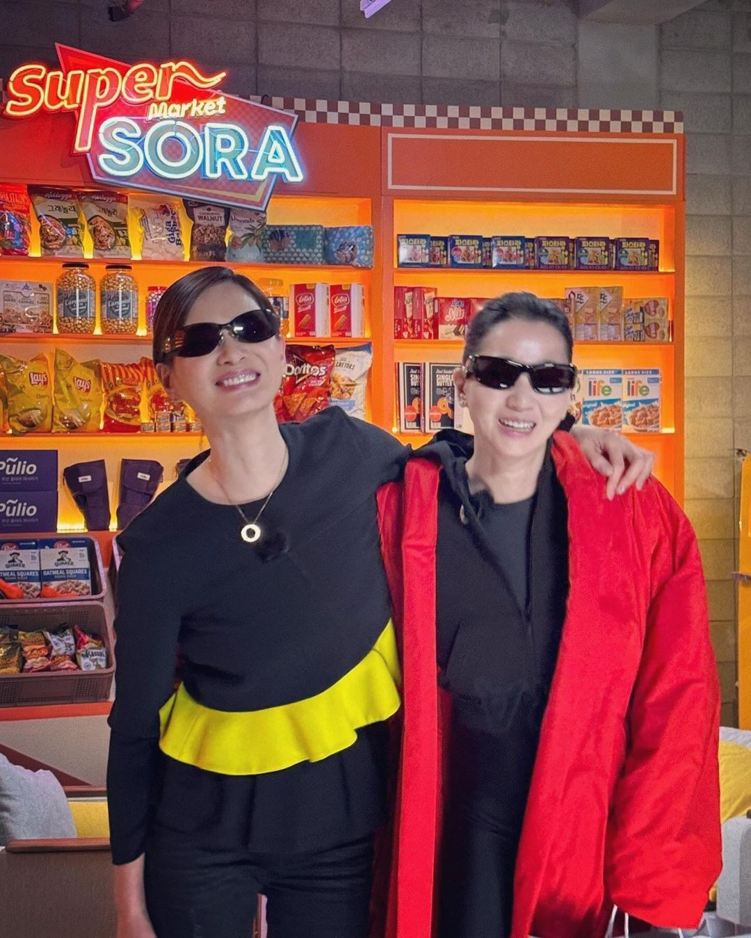 Lee So Ra và Jang Yoon Ju (áo khoác đỏ) tái ngộ trên chương trình trò chuyện YouTube. Ảnh: IG.