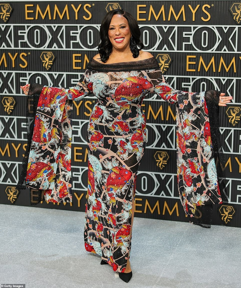 Mẫu váy của nữ diễn viên Angela Gibbs có tác dụng duy nhất là khiến người nhìn chướng mắt. Ảnh: Getty Images. Mẫu váy của nữ diễn viên Angela Gibbs có tác dụng duy nhất là khiến người nhìn chướng mắt. Ảnh: Getty Images.