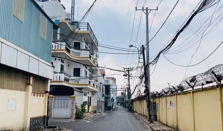 Đường C12 (phường 13, quận Tân Bình) rộng khoảng 4m, dài hơn 1km kết nối đường Nguyễn Đức Thuận ra mũi tàu Cộng Hòa- Trường Chinh. Dự kiến, đây là đoạn cuối của dự án đường nối Trần Quốc Hoàn - Cộng Hòa. Trong ảnh, bức tường màu vàng (bên phải lúc chưa bị tháo dỡ) làm ranh giới giữa sân bay Tân Sơn Nhất với khu dân cư phường 13.