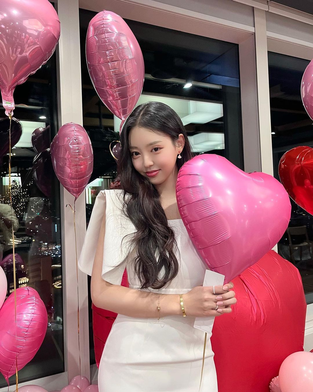 Yoo Si Eun là một trong những thí sinh nhận được nhiều thiện cảm từ khán giả và các MC nhất phần ba Single’s Inferno. Bên cạnh ngoại hình xinh đẹp không cần phải bàn, Si Eun có tính cách dịu dàng, ngọt ngào. Cô cũng kiên định và nhất quán trong tình yêu. Khi bị thu hút bởi Min Woo, cô chỉ tập trung vào anh, không &quot;liếc ngang, ngó dọc&quot; những chàng trai khác. Cô chủ động tiếp cận Min Woo, đồng thời không ngại đối đầu các cô gái khác trong những phần thi thử thách để giành cơ hội được đến &quot;đảo thiên đường&quot; với người thương. Dù kết quả không được như ý, Si Eun chưa một lần bị xao động bởi ai khác.