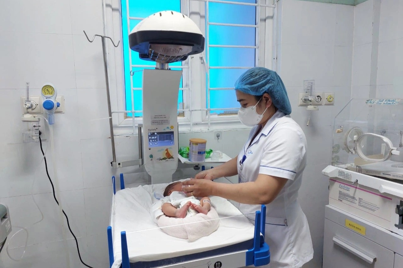 Cháu bé bị bỏ rơi đang được chăm sóc tại Bệnh viện đa khoa khu vực Bắc Quảng Bình. Ảnh: Bệnh viện cung cấp.