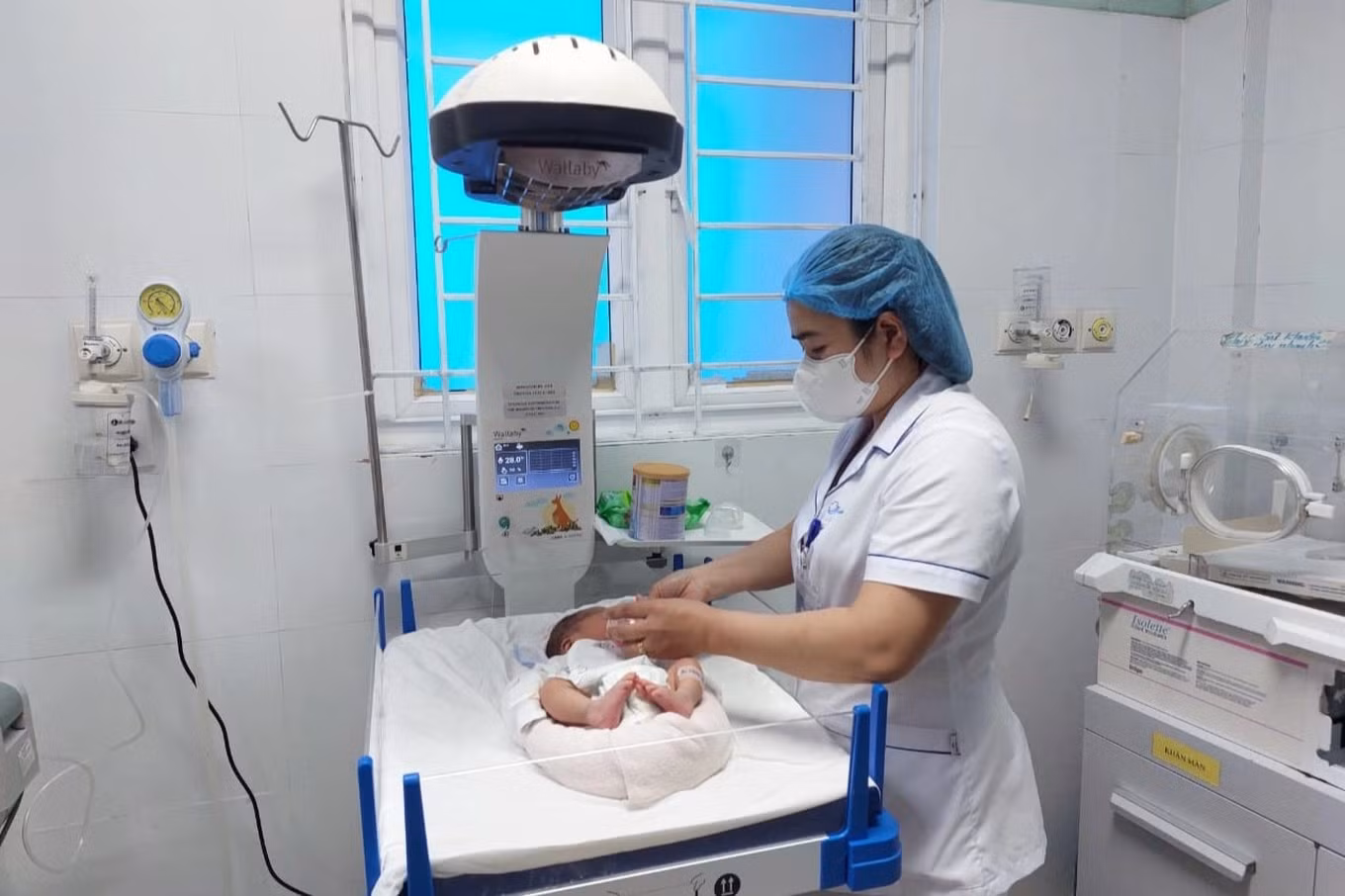 Cháu bé bị bỏ rơi đang được chăm sóc tại Bệnh viện đa khoa khu vực Bắc Quảng Bình. Ảnh: Bệnh viện cung cấp. Cháu bé bị bỏ rơi đang được chăm sóc tại Bệnh viện đa khoa khu vực Bắc Quảng Bình. Ảnh: Bệnh viện cung cấp.