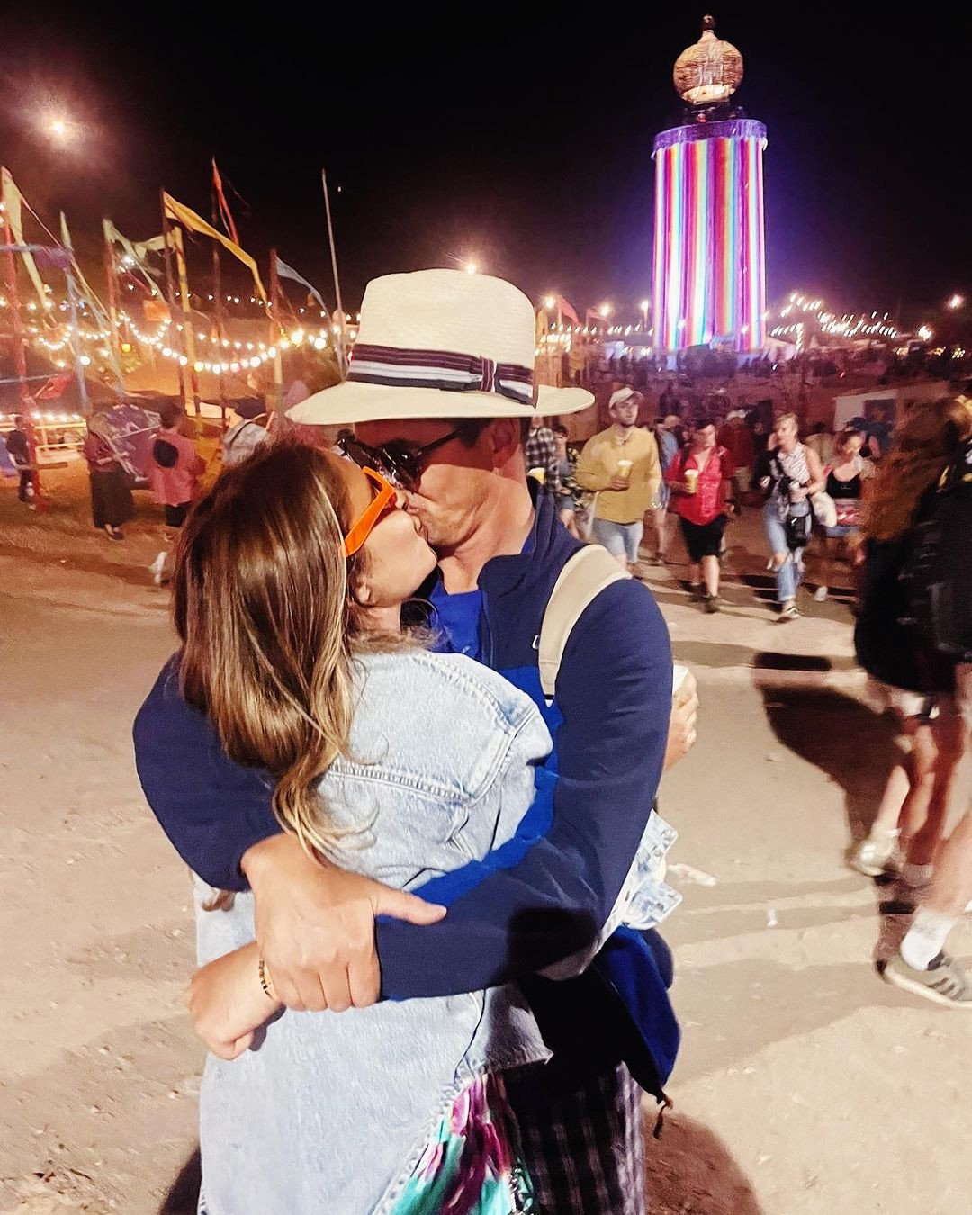 Từ khi thi đấu chuyên nghiệp đến lúc chuyển sang làm huấn luyện viên bóng đá, Barton liên tục góp mặt trong các cuộc ẩu đả cả ở bên trong và ngoài sân cỏ, cũng như những lần &quot;khẩu chiến&quot; trên mạng xã hội. Tranh cãi gần đây nhất của Barton là so sánh hai nữ bình luận viên bóng đá với những kẻ giết người hàng loạt Fred và Rose West.