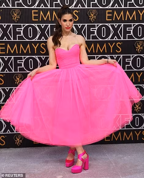 Nhà sản xuất Cody Heller chọn phong cách Barbie nhưng không hề mang đến cảm giác ngọt ngào, ngược lại khá nhức mắt và không phù hợp. Ảnh: Reuters.