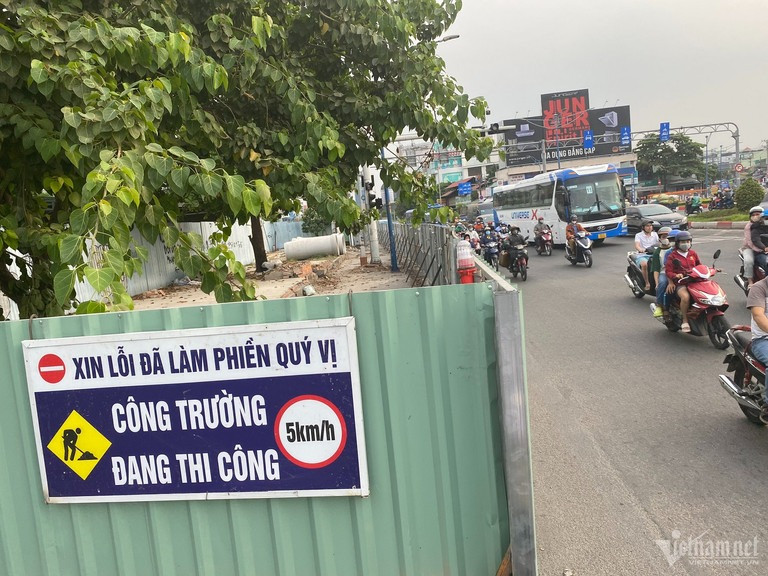 Phía ngoài đường Trường Chinh- Cộng Hòa cũng rào chắn một phần đường. Nhà thầu đặt biển báo kèm theo lời xin lỗi vì làm phiền do thi công dự án. Phía ngoài đường Trường Chinh- Cộng Hòa cũng rào chắn một phần đường. Nhà thầu đặt biển báo kèm theo lời xin lỗi vì làm phiền do thi công dự án.