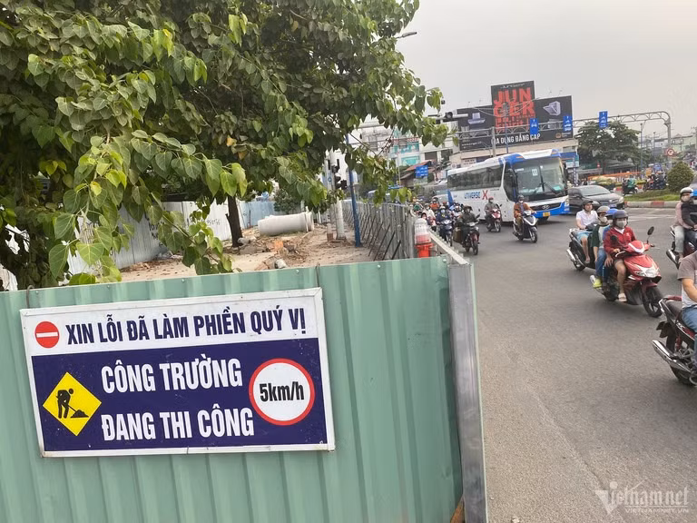 Phía ngoài đường Trường Chinh- Cộng Hòa cũng rào chắn một phần đường. Nhà thầu đặt biển báo kèm theo lời xin lỗi vì làm phiền do thi công dự án.
