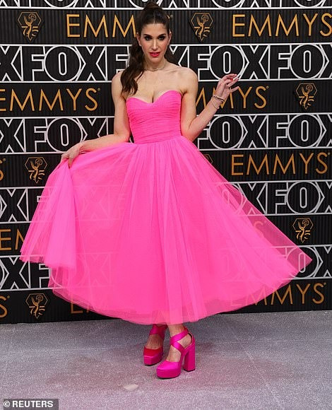 Nhà sản xuất Cody Heller chọn phong cách Barbie nhưng không hề mang đến cảm giác ngọt ngào, ngược lại khá nhức mắt và không phù hợp. Ảnh: Reuters. Nhà sản xuất Cody Heller chọn phong cách Barbie nhưng không hề mang đến cảm giác ngọt ngào, ngược lại khá nhức mắt và không phù hợp. Ảnh: Reuters.