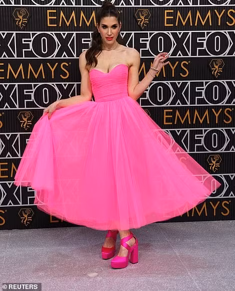 Nhà sản xuất Cody Heller chọn phong cách Barbie nhưng không hề mang đến cảm giác ngọt ngào, ngược lại khá nhức mắt và không phù hợp. Ảnh: Reuters.