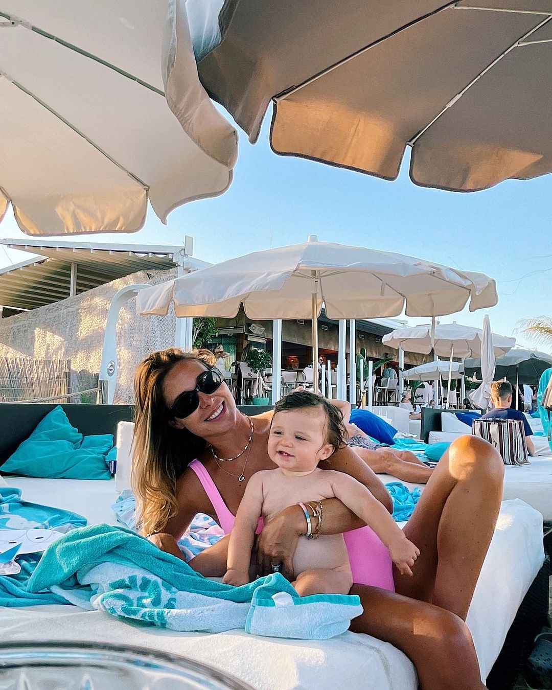 Cuối cùng, hai người kéo nhau ra tòa vào năm 2022. Ban đầu, tình hình khá căng thẳng. Tuy nhiên, McNeil sau đó rút lại cáo buộc đối với chồng, đồng thời viết thư cho cơ quan công tố rằng không chắc chắn về lời khai với cảnh sát vào đêm hôm đó. Cuối cùng, thẩm phán tại tòa sơ thẩm Wimbledon tuyên việc không có bằng chứng từ bà Barton dẫn đến phiên tòa xét xử không công bằng. Vụ án bị đình chỉ, Barton cũng được xóa mọi hành vi phạm tội.