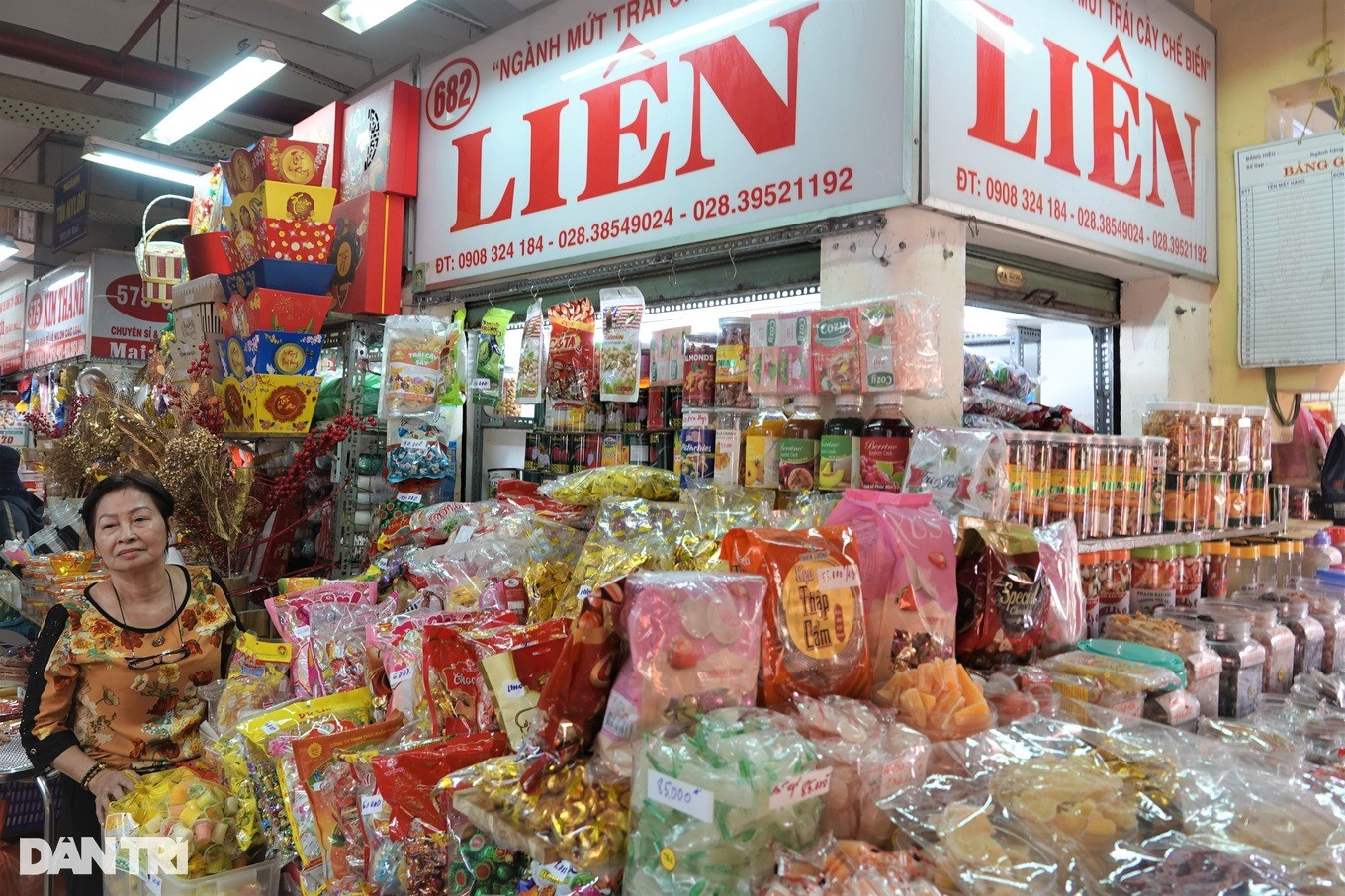 Dù sạp hàng lớn nằm ở vị trí đắc địa, bà Liên vẫn thở dài vì tình hình kinh doanh gặp khó khăn (Ảnh: Nguyễn Vy).