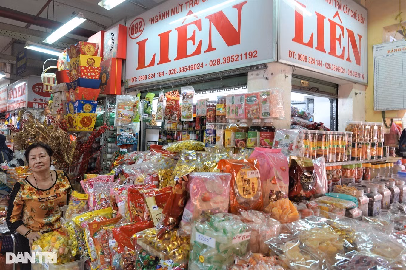 Dù sạp hàng lớn nằm ở vị trí đắc địa, bà Liên vẫn thở dài vì tình hình kinh doanh gặp khó khăn (Ảnh: Nguyễn Vy).