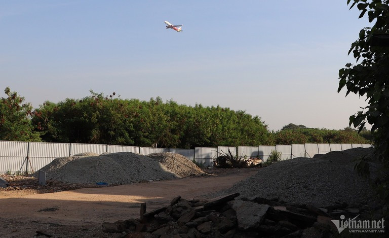 Từ công trường dự án đường nối Trần Quốc Hoàn - Cộng Hòa có thể thấy máy bay cất cánh ngay trên đầu. Khu vực thi công dự án nằm khá gần đường băng của sân bay Tân Sơn Nhất. Từ công trường dự án đường nối Trần Quốc Hoàn - Cộng Hòa có thể thấy máy bay cất cánh ngay trên đầu. Khu vực thi công dự án nằm khá gần đường băng của sân bay Tân Sơn Nhất.