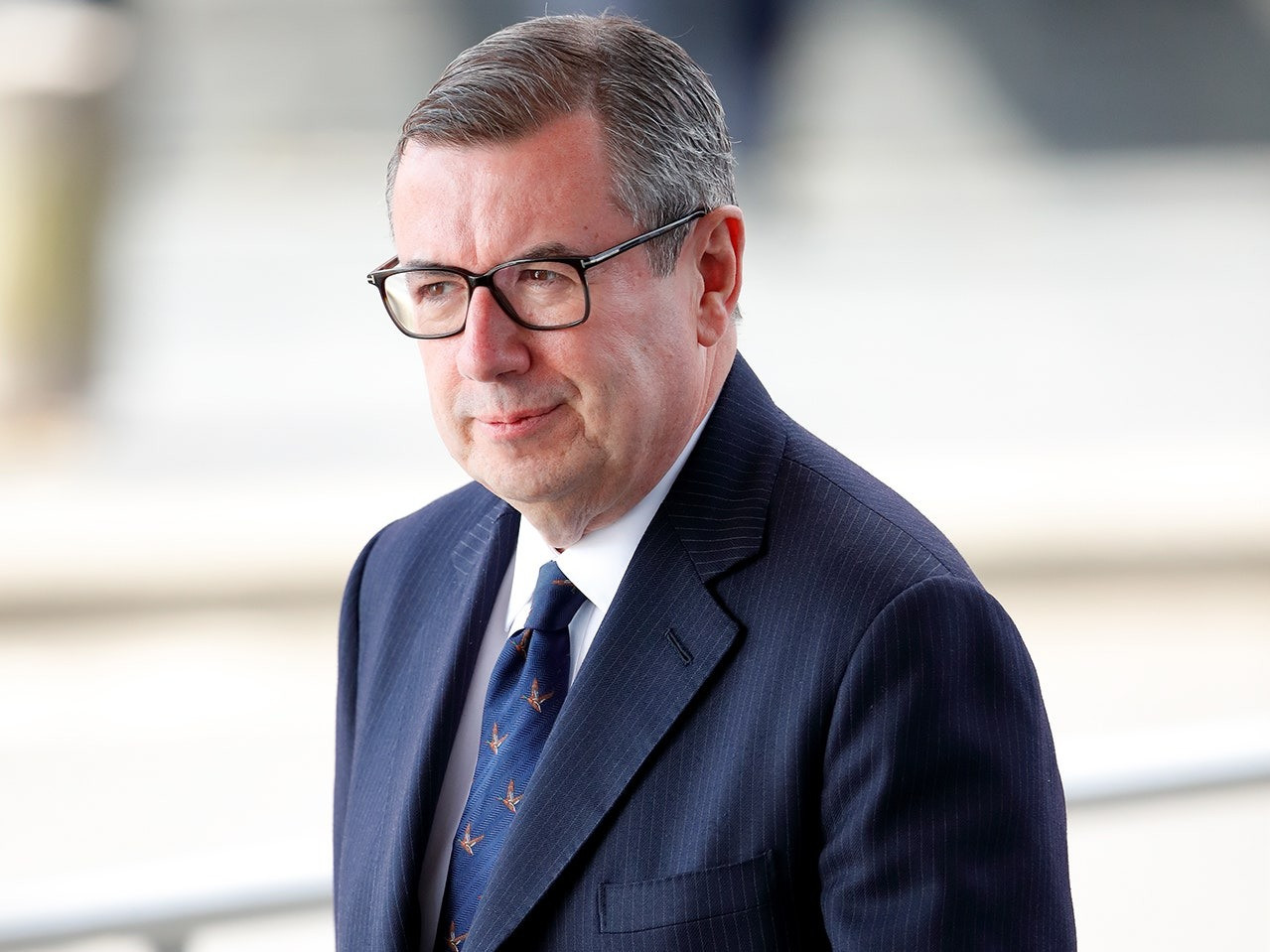 Sir Edward Young túc trực bên cạnh cố Nữ hoàng Elizabeth II trong những ngày cuối đời. Ảnh: Getty Images. Sir Edward Young túc trực bên cạnh cố Nữ hoàng Elizabeth II trong những ngày cuối đời. Ảnh: Getty Images.