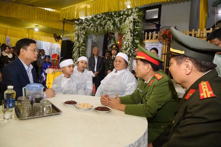 Lãnh đạo tỉnh Thừa Thiên - Huế thăm hỏi, động viên gia đình đồng chí Trần Duy Hùng. Ảnh: Công an tỉnh Thừa Thiên - Huế