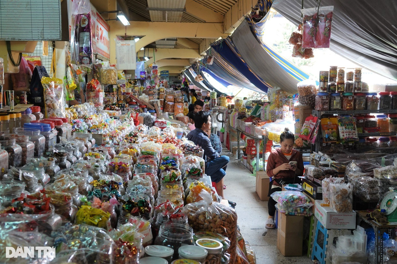 Cảnh người bán nhiều hơn người mua bên trong khu chợ (Ảnh: Nguyễn Vy).