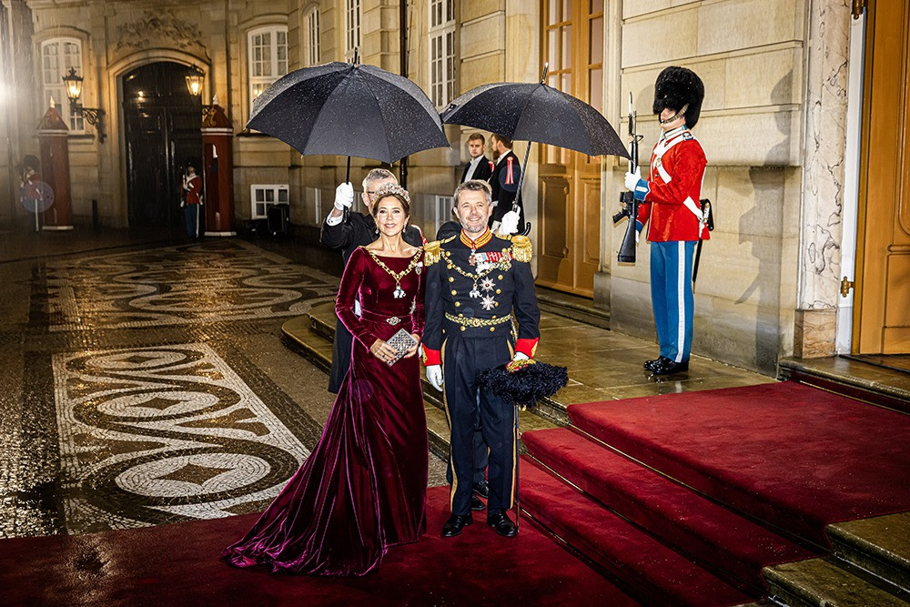 Hoàng hậu Mary mặc chiếc váy màu đỏ tía cho lễ kỷ niệm Ngày đầu năm mới 2024 tại Cung điện Christian VII. Bộ cánh nhung sang trọng của Birgit Hallstein đặc biệt được bà yêu thích khi diện trong bốn lễ đón năm mới trước đó, cũng như trong các buổi chụp ảnh chân dung chính thức của hoàng gia. Vương miện trên đầu là món trang sức được bà sử dụng vào đêm trước ngày cưới. Diện mạo quyền quý này được đánh giá là không thể phù hợp hơn cho thời khắc Nữ hoàng Margrethe tuyên bố thoái vị, đánh dấu sự chuyển giao quyền lực cho thế hệ tiếp theo. Ảnh: Getty Images.