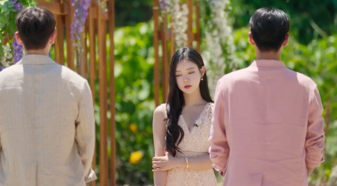 Trong tập 11 của Single’s Inferno 3 (Địa ngục độc thân 3) lên sóng ngày 8/1, Yoo Si Eun đối mặt với lựa chọn cuối cùng để xác định có ghép đôi thành công và rời khỏi đảo địa ngục không. Cô được hai chàng trai là Son Won Ik và Choi Min Woo tỏ tình.