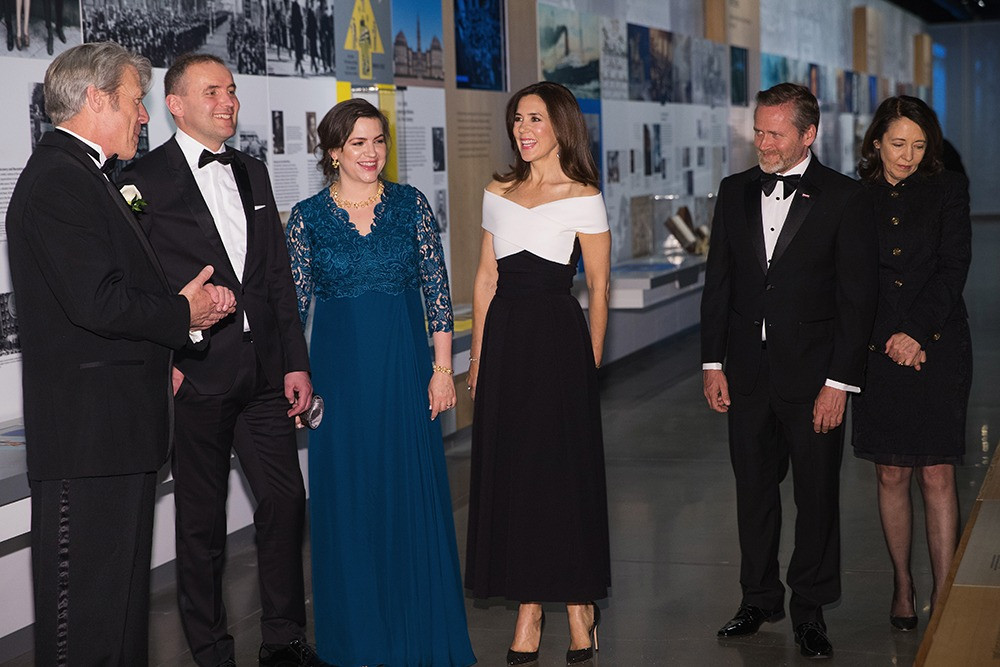 Khi thăm bảo tàng National Nordic Museum ở Seattle, Washington, Mỹ, năm 2018, Hoàng hậu Mary khéo léo khoe thân hình mảnh mai với váy đen có vạt chéo trắng trước ngực. Phụ kiện đi kèm là giày cao gót màu đen lấp lánh và đôi bông tai ngọc trai - kim cương. Một lựa chọn thời gian đơn giản mà tinh tế. Ảnh: Getty Images.