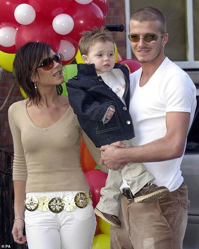 Sinh ra là con của David và Victoria Beckham, Brooklyn hưởng vô số đặc quyền nhưng đồng thời cũng được xem như công cụ của cha mẹ. Ảnh: PA.