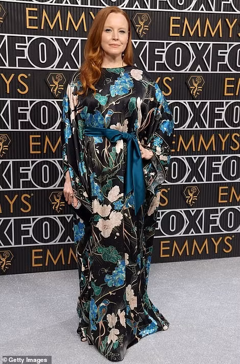 Lauren Ambrose (trái) và Simona Tabasco cũng không thành công khi chọn váy họa tiết. Ảnh: Getty Images/EPA.